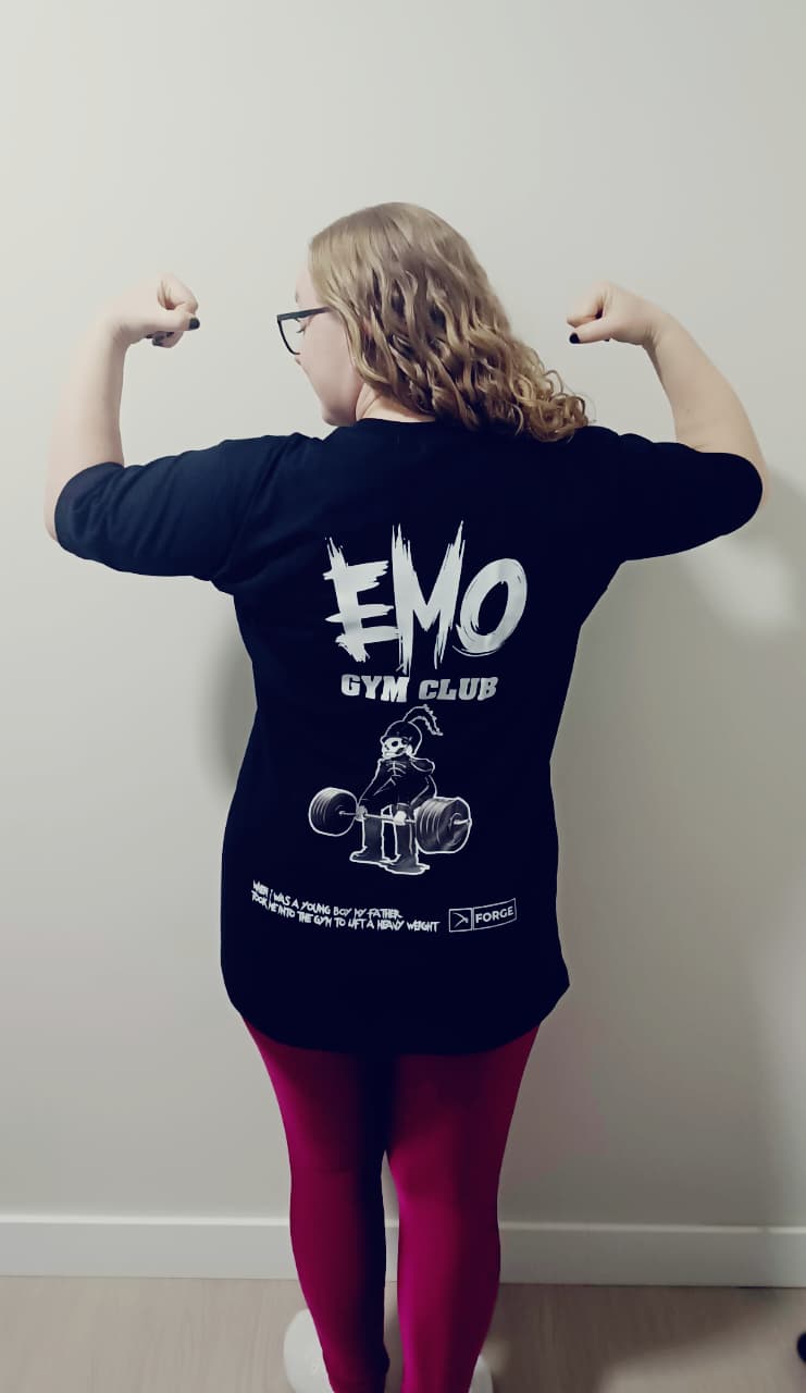 Cliente usando camiseta Emo Gym Club na academia